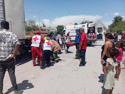 Trabajador termina prensado entre un tráiler y una camioneta en San Pedro