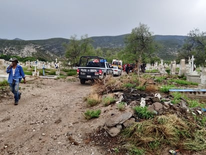 Cinco personas terminan lesionadas luego de que cediera una tumba en el Panteón Torreón