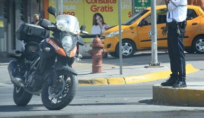Conductor de la tercera edad choca contra agente de tránsito en Torreón