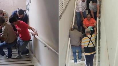 Grupo de personas tratando de auxiliar a mujeres en sillas de ruedas para subir por las escaleras. (ESPECIAL)
