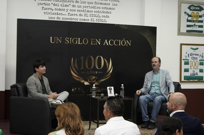 El escritor mexicano Juan Villoro presentó su novela 'No fue penal. Una jugada en dos tiempos', acompañado del gestor cultural Aldo Valdés.