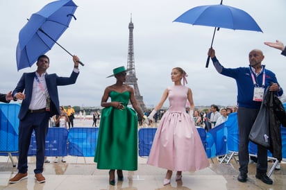 Las artistas Ariana Grande y Cynthia Erivo en París, Francia, antes de la ceremonia de apertura de los Juegos Olímpicos de Verano de 2024 (AP)