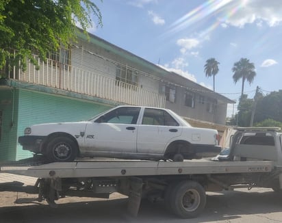 Auto con reporte de robo es localizado abandonado en Torreón