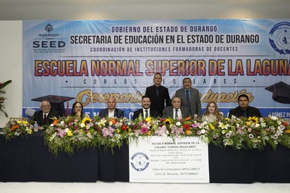 Directivos y maestros de la Escuela Normal Superior de La Laguna estuvieron presentes en la graduación.(EL SIGLO DE TORREÓN / GABRIEL ESCOBAR)