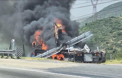 Vuelca y se incendia grúa en la carretera Saltillo-Monterrey