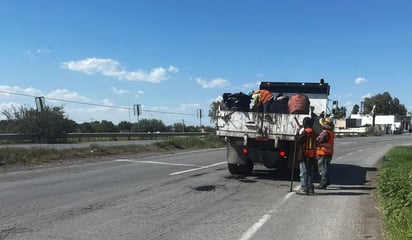 Tramos de la carretera Torreón-San Pedro son bacheados