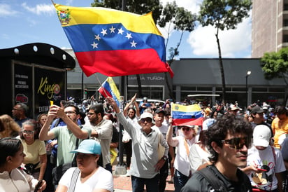 Ciudadanos asisten a una manifestación de apoyo al candidato a la presidencia de Venezuela Edmundo González Urrutia. (ESPECIAL)