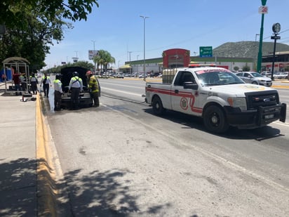 Se incendia vehículo en el bulevar Miguel Alemán de Gómez Palacio