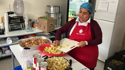 El comedor de Cáritas de Gómez Palacio cumple un año de servicio