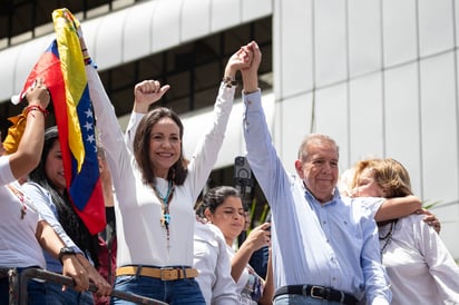 Edmundo González Urrutia junto a la exdiputada María Corina Machado.