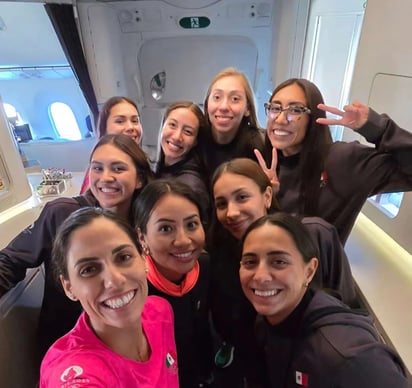 Las nadadoras no esperaban el noble gesto del capitán de la aeronave, quien no dudó y pidió que viajaran más cómodas previo a su participación en París 2024. (Especial)