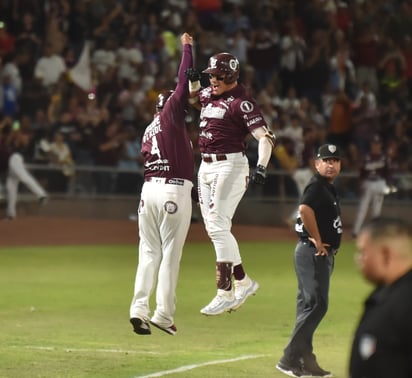 Nick Torres explotó su bat y la mandó hasta el otro lado de la cerca en la octavo entrada. (Foto Ramón Sotomayor)