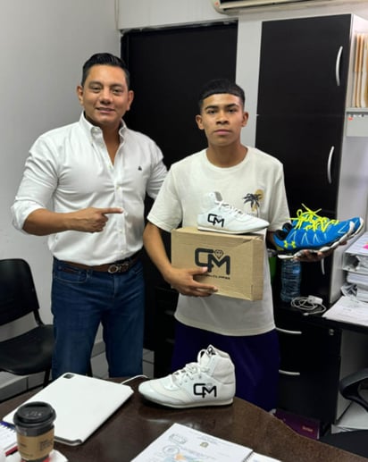 El regidor entregó calzado deportivo y zapatos profesionales.