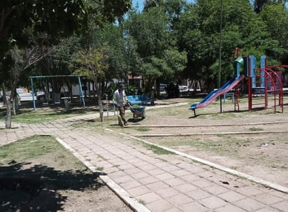 Labores de limpieza y mejoramiento de la plaza de la colonia Morelos II. (DIANA GONZÁLEZ)