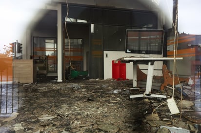 Vista del interior de la biblioteca comunitaria Spellow Hub, vandalizada después de una noche de violentos disturbios en Liverpool, Reino Unido.