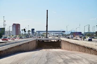 Tras la colocación de estas piezas, se harán las losas de concreto superiores, para el techo del viaducto. (EL SIGLO DE TORREÓN)