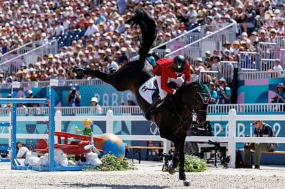 El jinete mexicano logró meterse a la gran final del salto ecuestre, pero una lesión de su caballo marginó al binomio de competir por las medallas en el Palacio de Versalles. (EFE)