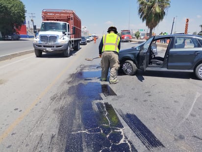 Conductora se impacta contra tráiler y sufre volcadura en Torreón