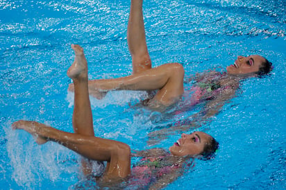 Las nadadoras mexicanas Nuria Diosdado y Joana Jiménez compiten en la prueba de dúo rutina técnica de la Natación Artística en el Centro Acuático, en Seine-Saint-Denis. (EFE)