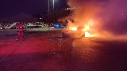 Se incendia auto de madrugada en el sector poniente de Torreón