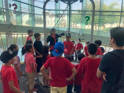 Niños del curso de verano deportivo en Lerdo visitan el Museo Acertijo