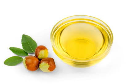 El aceite de jojoba ayuda a mantener las canas hidratadas sin engrasarlas.