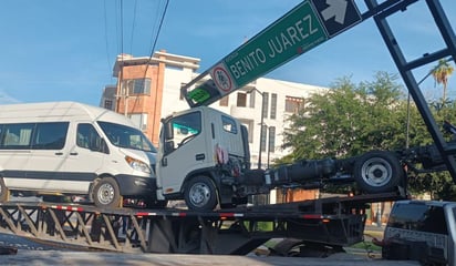 Una unidad cargada de autos derribó un semáforo en el centro de Torreón