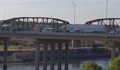 Migrante venezolano amenaza con lanzarse al río Bravo desde Puente Internacional II; tránsito suspendido temporalmente