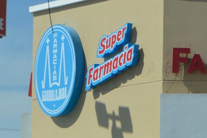 Roban dinero de Farmacia Guadalajara, escapan caminando