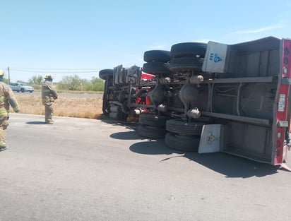 Cierran carretera a Jiménez por volcadura de pipa de gas en Gómez Palacio