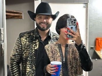 Ángela Aguilar presume cómo lleva a Christian Nodal para todos lados