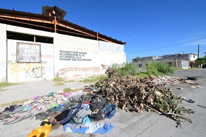 Ignoran advertencias. A pesar de las advertencias puestas en las paredes de la calle, las personas utilizan estos espacios como vertederos de basura que contaminan. (EL SIGLO DE TORREÓN)