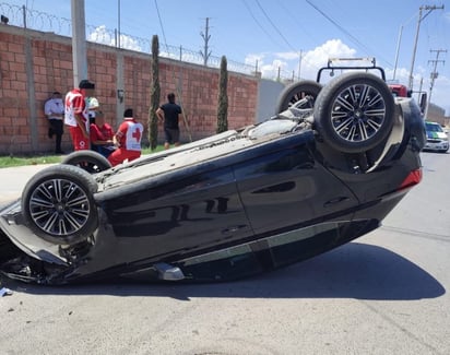 El automóvil responsable es de la marca Seat, línea Ibiza, color negro, modelo 2019. (EL SIGLO DE TORREÓN)