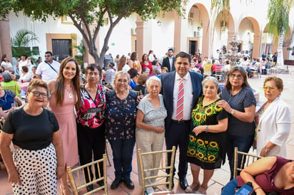 Festejan a adultos mayores en Lerdo