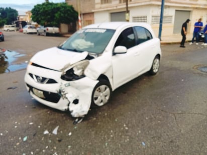 Nissan March, modelo 2014, color blanco. (EL SIGLO DE TORREÓN)