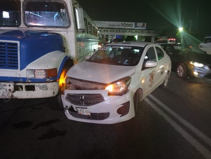 Chocan taxi y autobús de pasajeros en el bulevar Miguel Alemán de Gómez Palacio