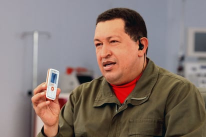 Hugo Chavez sostiene el primer modelo de Vergatario. Imagen: Patria Grande