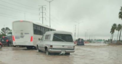 Lluvia provoca cierre de vialidades en Saltillo