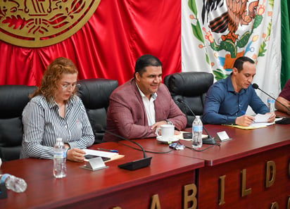 Cabildo divide opiniones por pinta de bardas de Morena en Lerdo