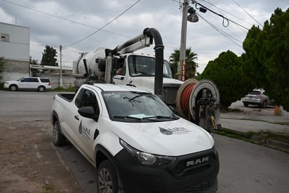 Alcalde de Lerdo acude a colonia Mártires del 68 para atender queja sobre el drenaje