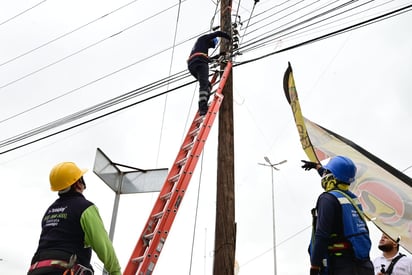 Ayuntamiento de Gómez Palacio coordina retiro de cableado en desuso de los postes