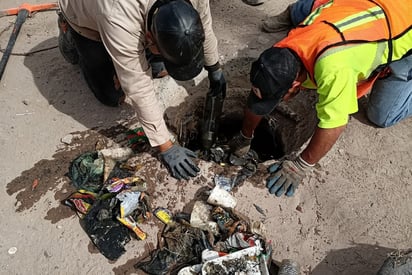 Basura en drenaje. (ARCHIVO)