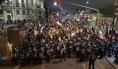 Enfrentamiento entre manifestantes y policías en la Casona de Xicoténcatl