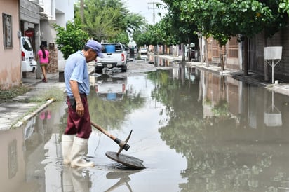 Con las pasadas lluvias, Regulación y Fomento Sanitario emprendió
algunas acciones en la colonia Santiago Ramírez de Torreón. (EL SIGLO DE TORREÓN)