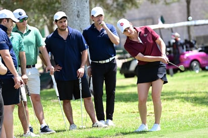 La leyenda del golf mexicano compartió la mañana con los jugadores laguneros, y se dio el tiempo de ejecutar algunos golpes y brindar valiosos consejos a los golfistas para mejorar sus resultados.