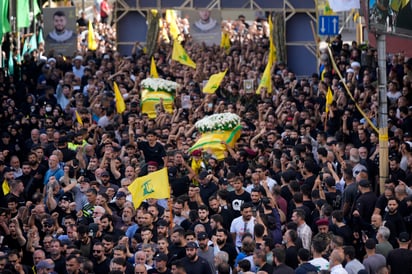 Hezbollah en procesión funeraria tras muerte de dos de sus miembros. (AP)