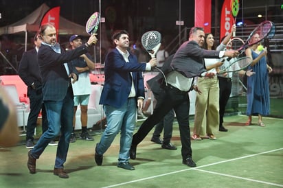 Con sus palas y raquetas, los organizadores de este ya tradicional evento deportivo en el campestre torreonense hicieron el saque en la cancha principal, para luego dar paso a la pirotecnia que alumbró el cielo del recinto.