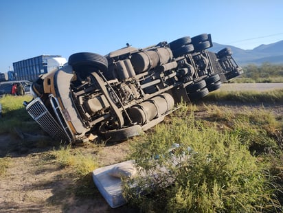 Volcadura en la libre Gómez Palacio-Durango provoca rapiña