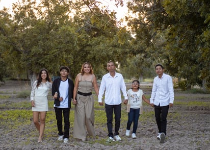 Gabriela y Jesús Armando junto a sus hijos Manuel de Jesús, María, José Isaí y Alondra.- ÉRICK SOTOMAYOR FOTOGRAFÍA