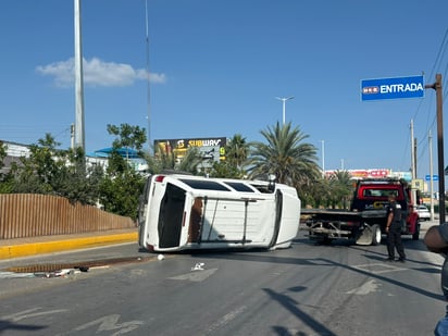 Choca contra el camellón del bulevar Revolución y vuelca 